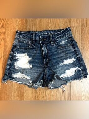American Eagle Strigid Mom Jean Shorts. Size 0 (worn once)